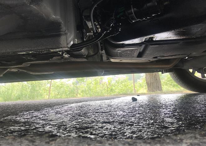 记者跑腿｜吉利车刚跑五千公里就漏汽油4S店先称没责任后道歉