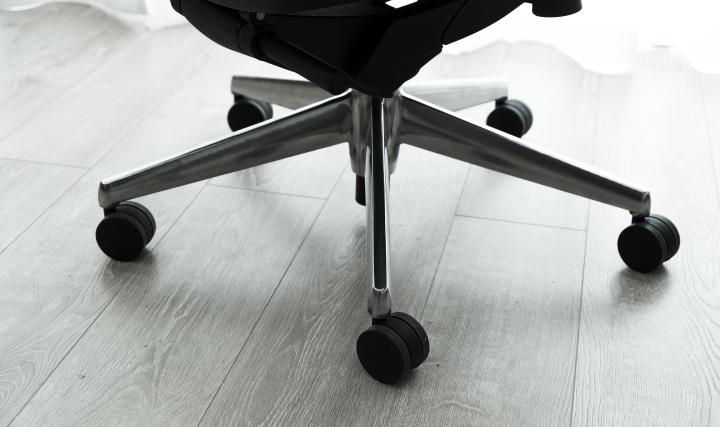 推荐一款简单精致的电脑桌 (实木电脑桌效果图大全2015款)