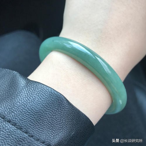 手腕大的女孩怎么选黄金手镯,女性如何选择自己的翡翠手镯