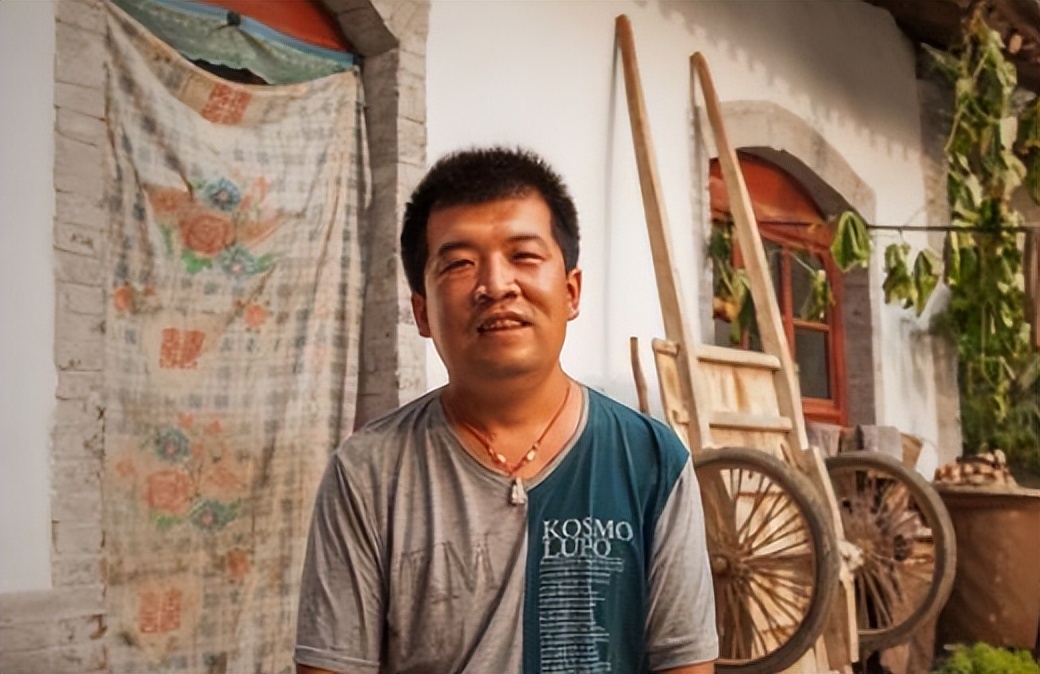 君山镇唯一的乞丐,失去双亲四处流浪,为什么没有生活的烦恼?