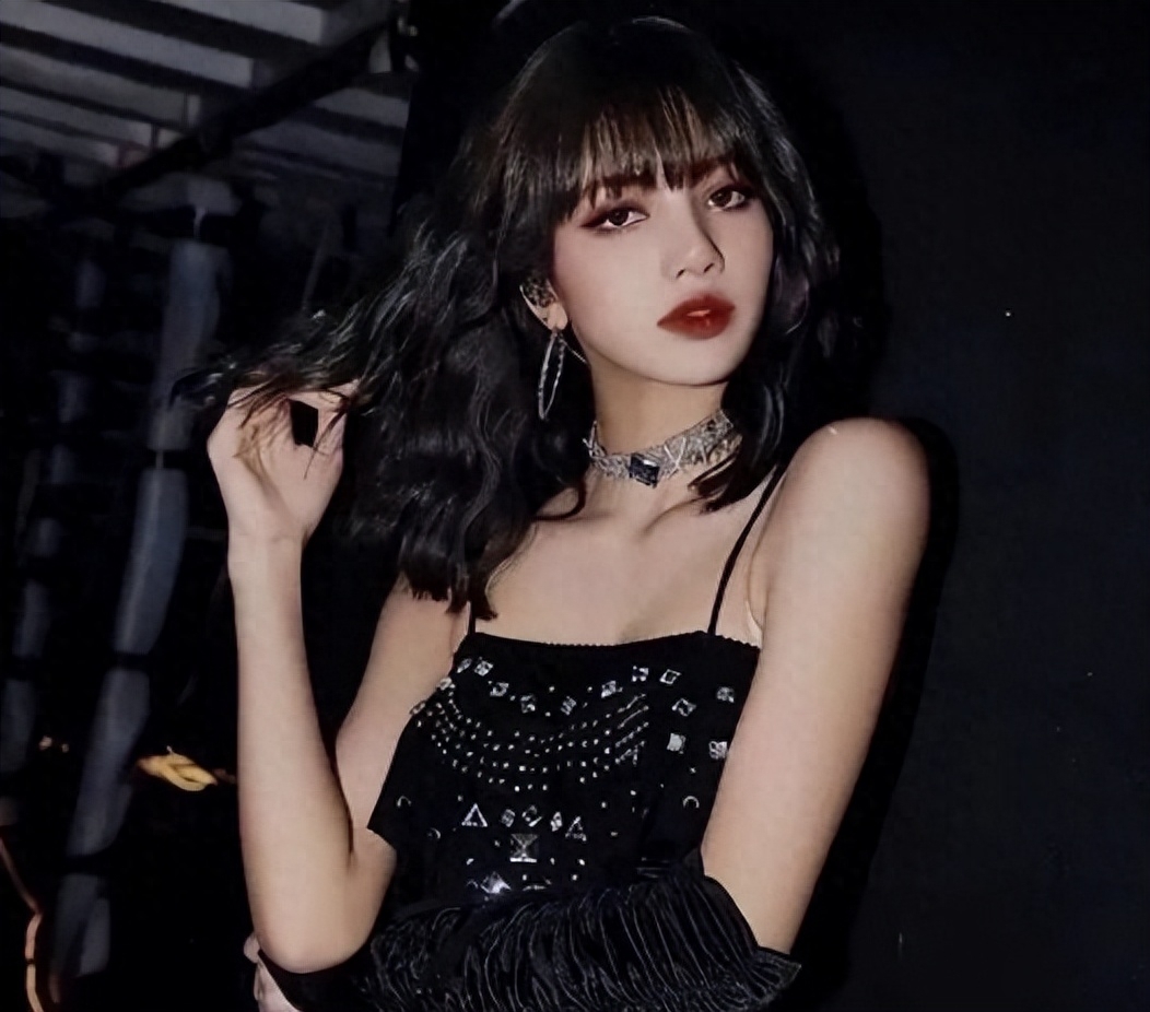 Lisa夜总会演脱衣舞，和世界首富之子恋爱，为嫁豪门放飞自我