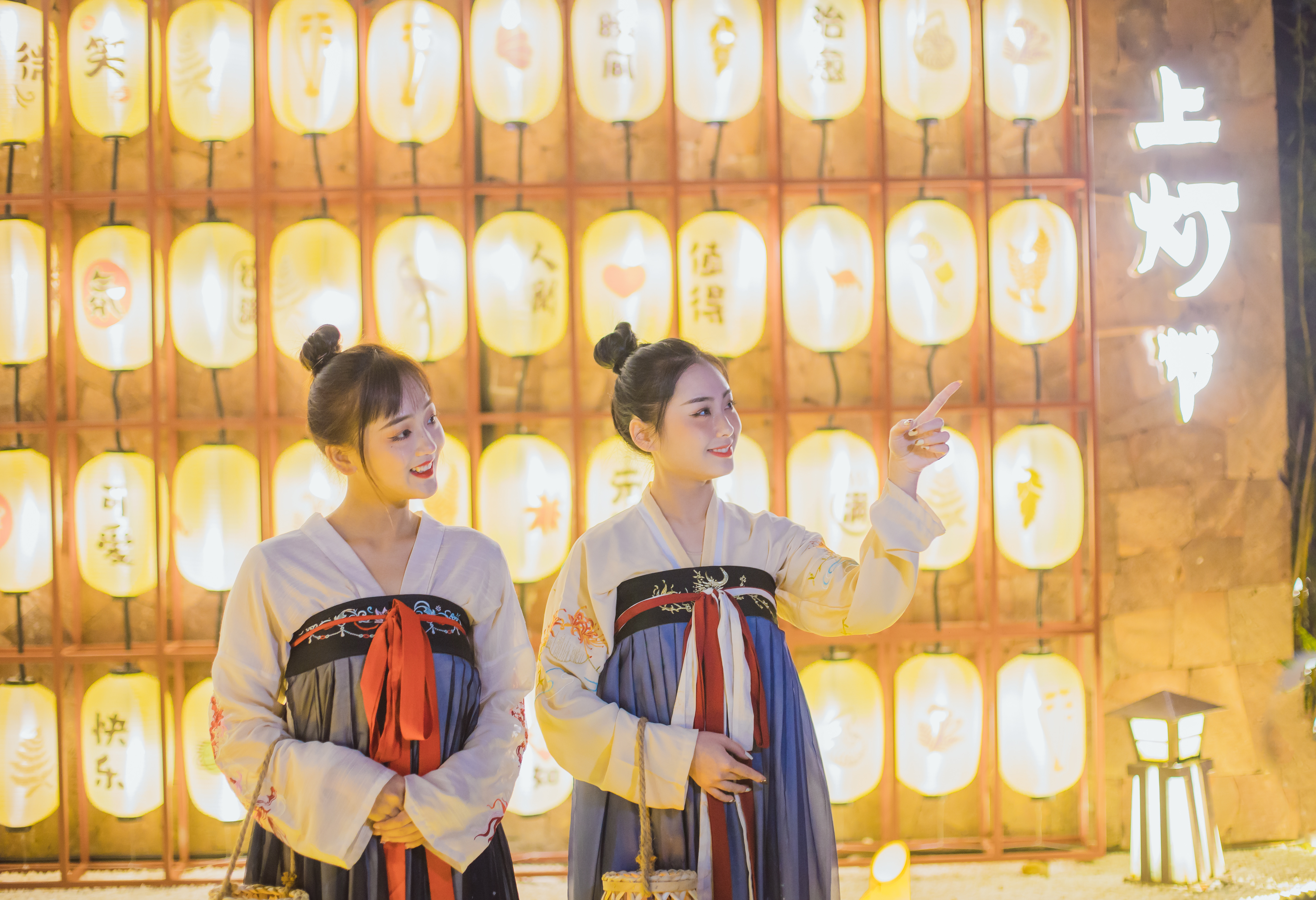 龙谷湾恐龙公园灯光节,恐龙谷泡温泉