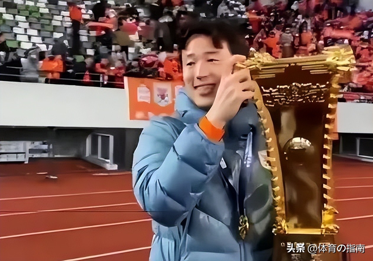 足协杯冠军奖杯被掰断一个角,冠军奖杯碎了