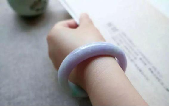 翡翠手镯是胶感好还是冰感好,翡翠手镯紧点好还是松点好