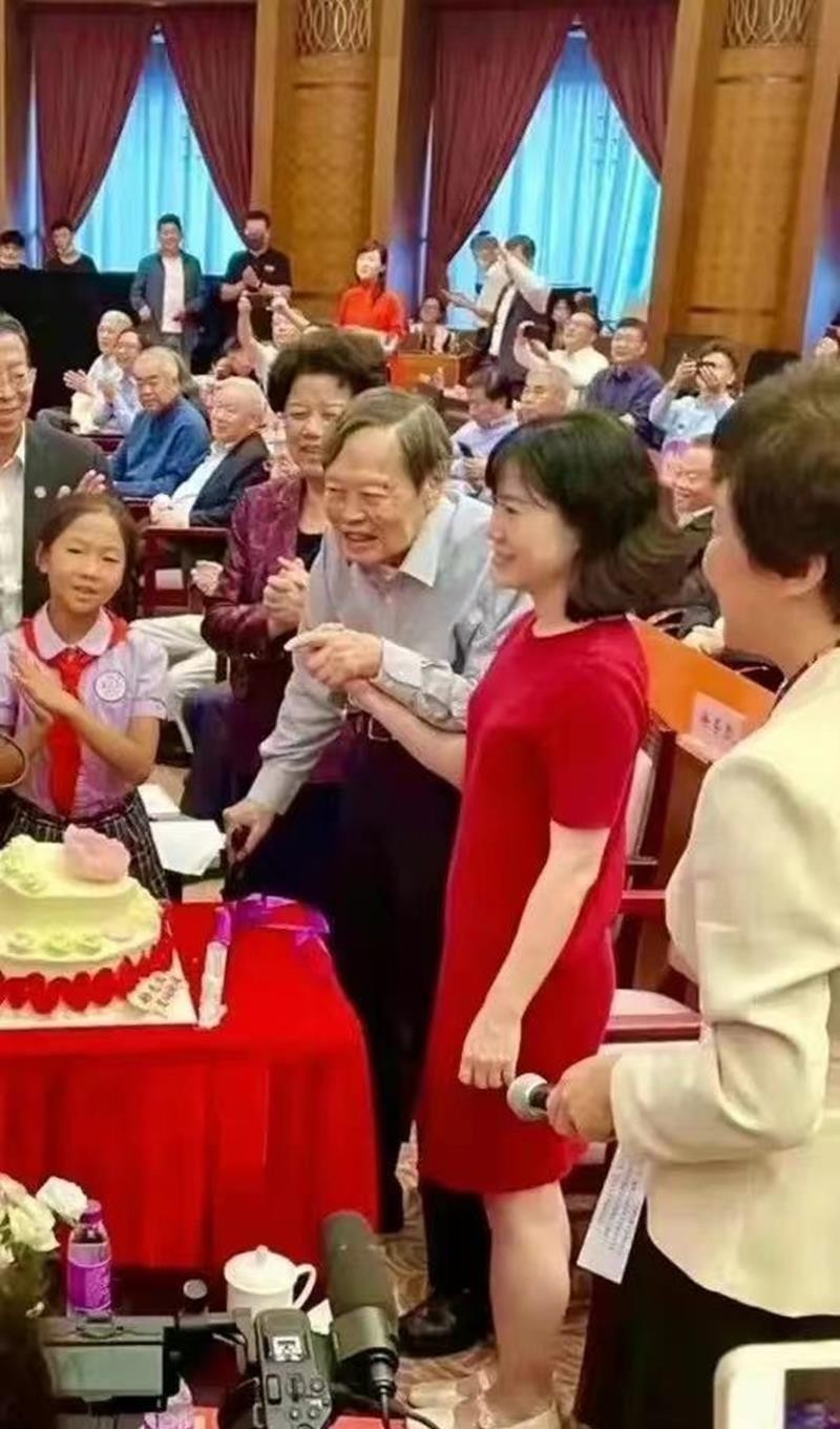 翁帆对95岁杨振宁有多少爱情,翁帆把杨振宁照顾得很好