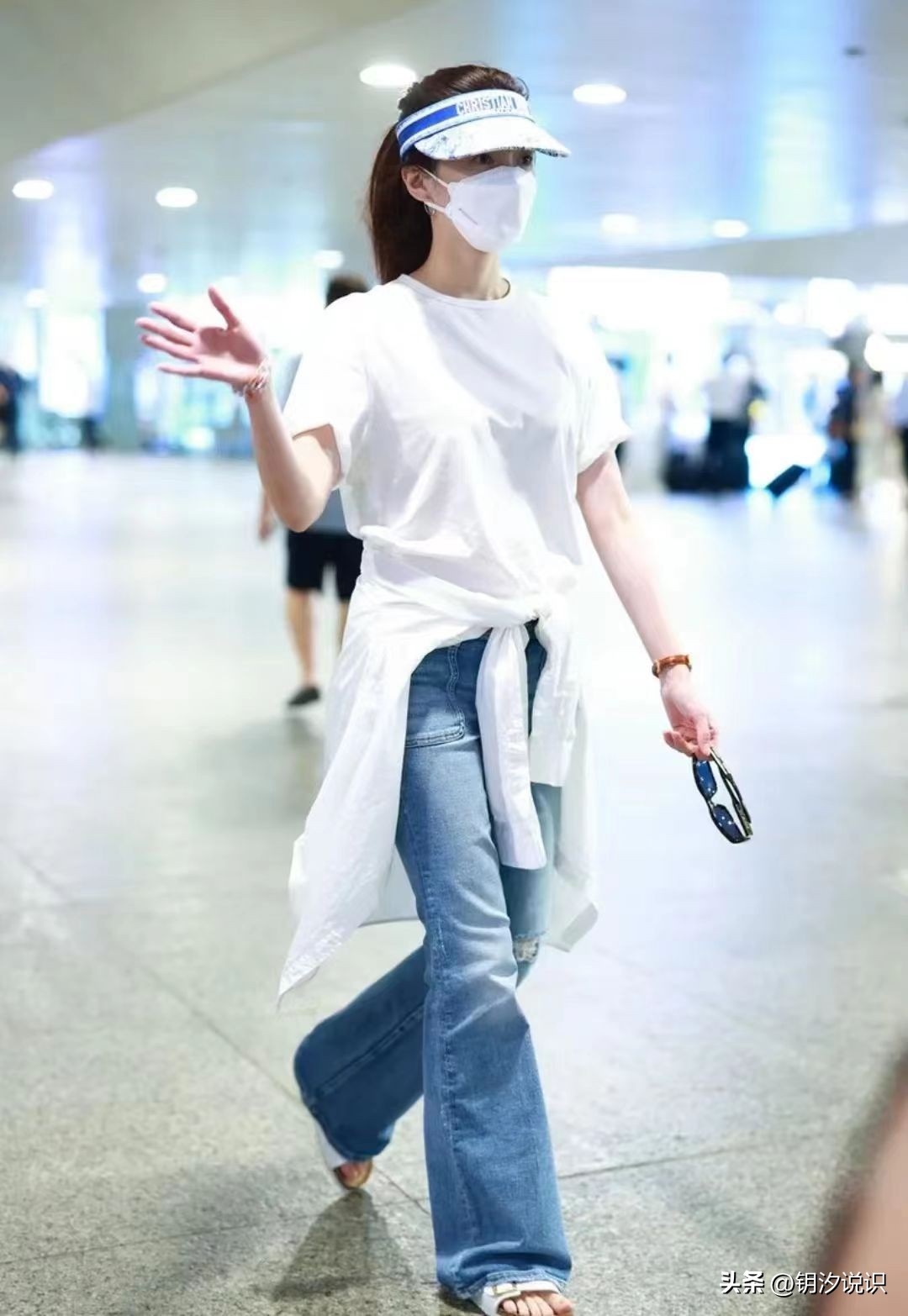 江疏影白衣配牛仔服显清新,江疏影穿粉色外套和裤子潇洒时尚