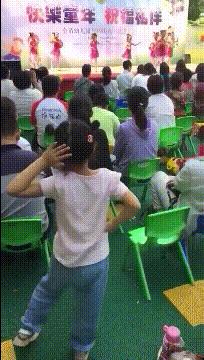 搞笑一刻：美女这波操作我还没见过，难道这样上车有什么说法？