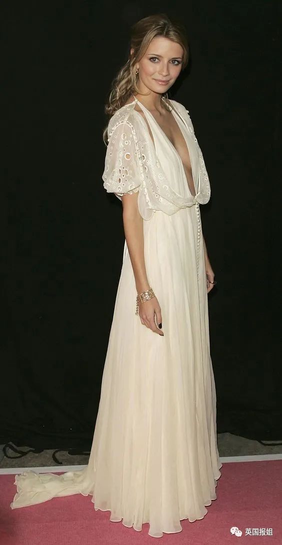 美国甜心美少女出道即爆火，却被亲妈下药控制当赚钱工具