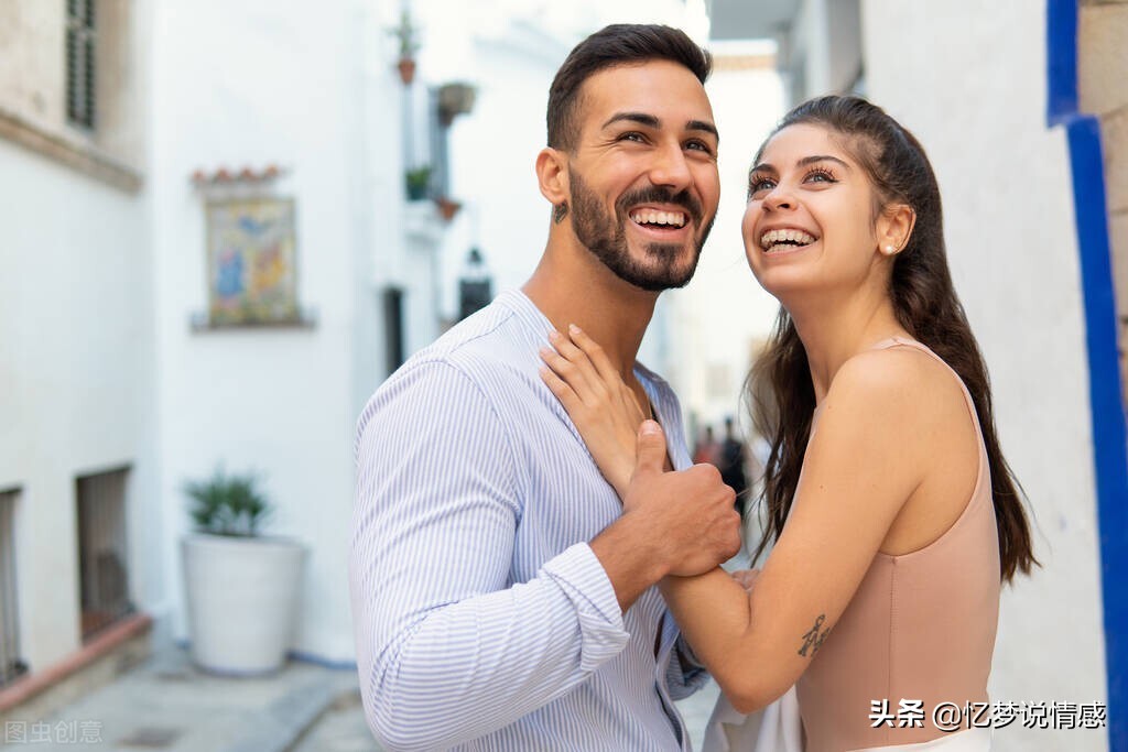 男生怎么哄生气的女朋友,当女朋友生气了男朋友该怎么做