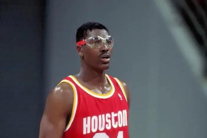 美媒列出了出生非洲的10名NBA球员，谁才是真正的非洲之王？