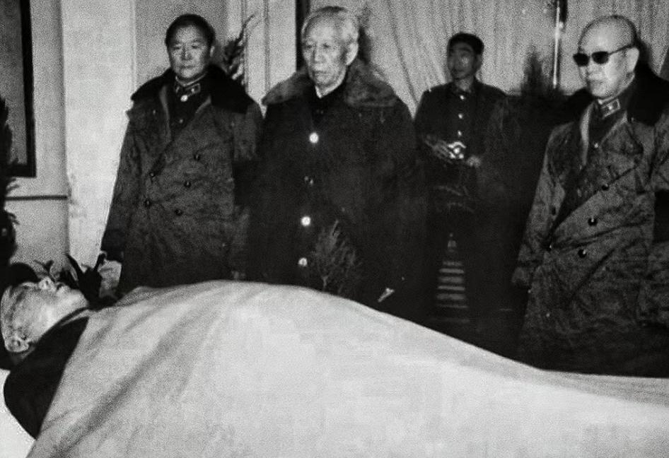 85年*世友许**逝世后，留下罕见照片，将军遗体旁的三个人分别是谁？