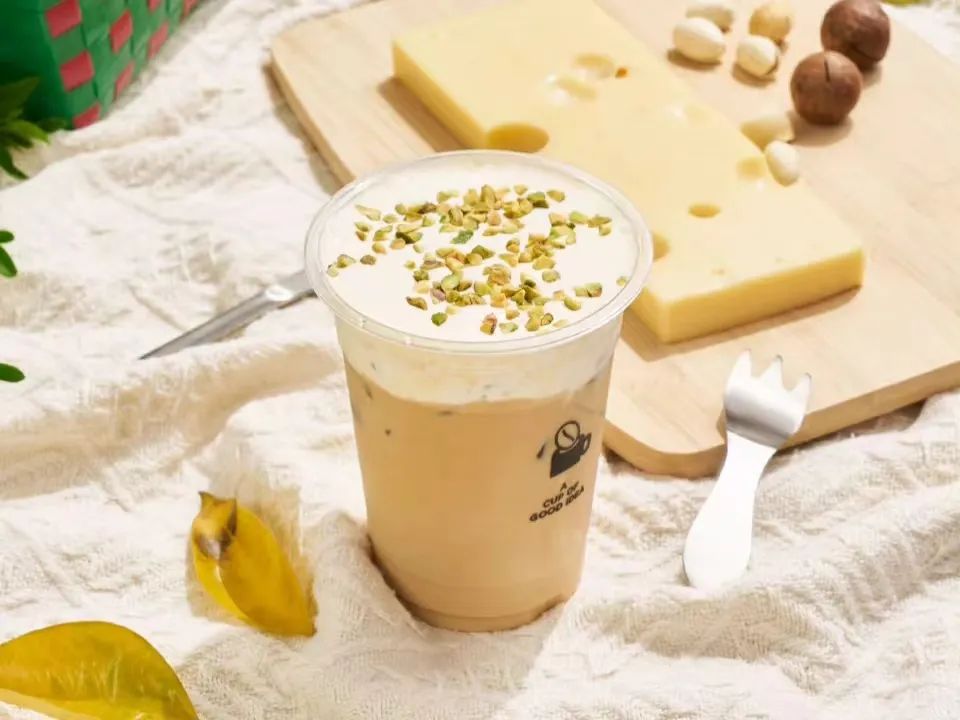 瑞幸生酪拿铁当天卖出131万杯,瑞幸咖啡大展红兔生酪拿铁