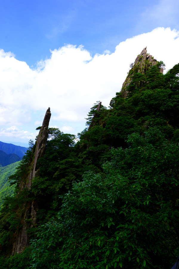 羊狮慕与张家界哪个好,江西明月山和羊狮慕哪个更值得去