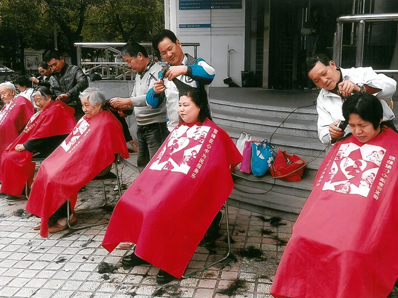 来自民营企业的他们，数十年如一日……