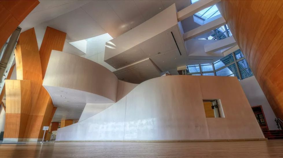 解构主义弗兰克盖里,美国建筑师弗兰克盖里的建筑风格