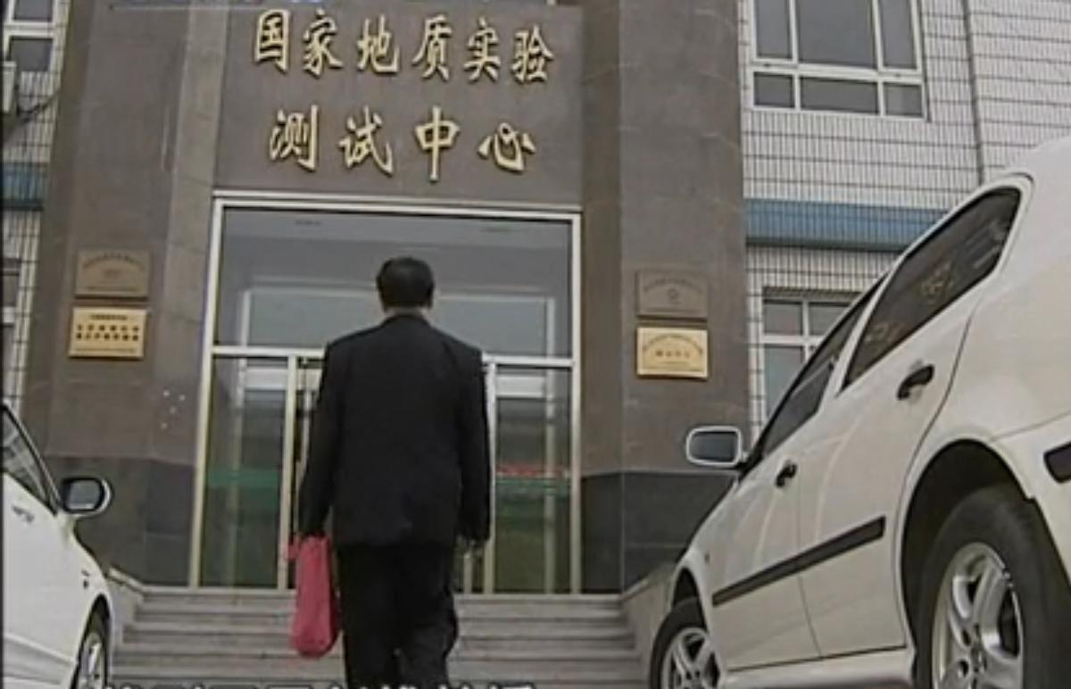 1971年内蒙退伍军人救下一老人，获赠小泥球，38年后发现价值2亿