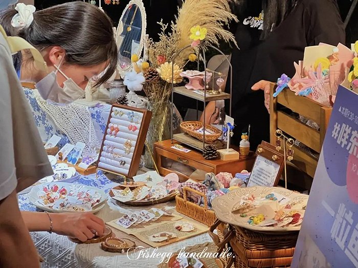 假期搞钱的年轻人,年轻人假期搞钱