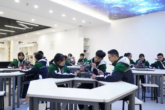 以一日之力，应朝阳之功——记乐山东辰高中部的一天