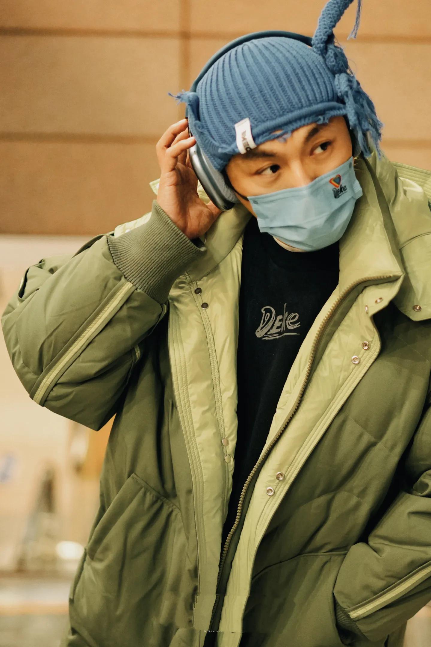 秦昊橘色羽绒服,秦昊同款外套