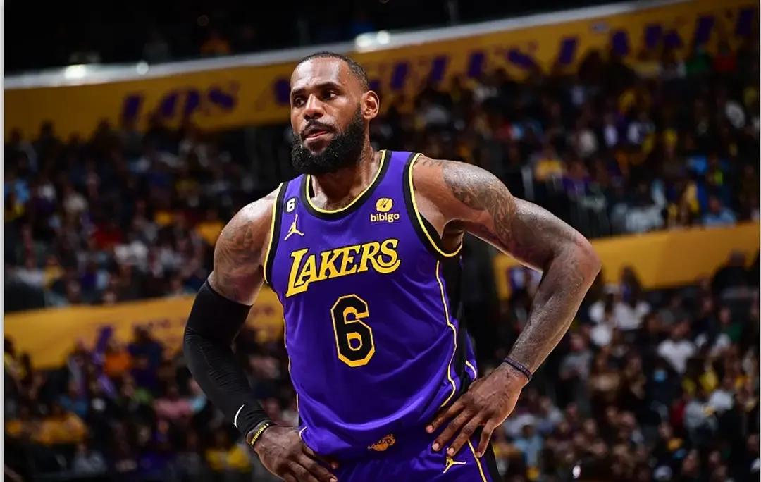 老詹狂砍40分带领湖人结束四连败,湖人双加时险胜勇士詹姆斯大三双