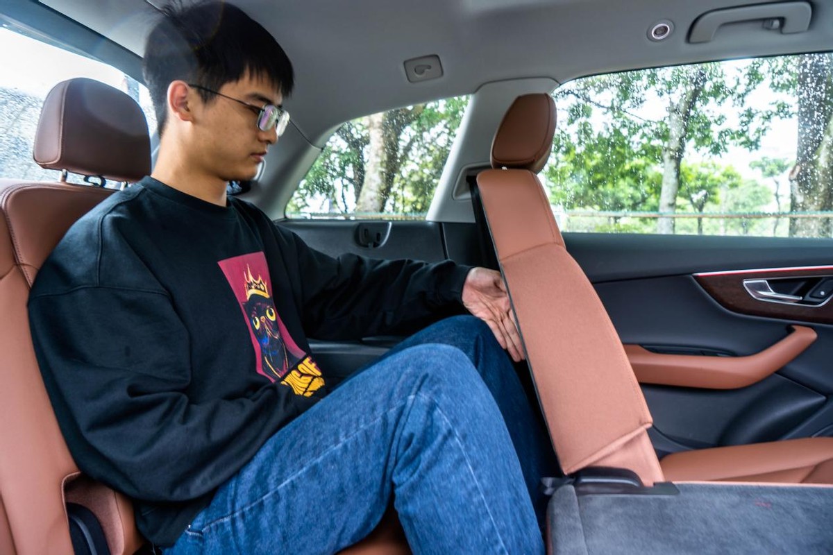 评测奥迪Q7,奥迪q72015款40tfsiquattro尊藏版七座