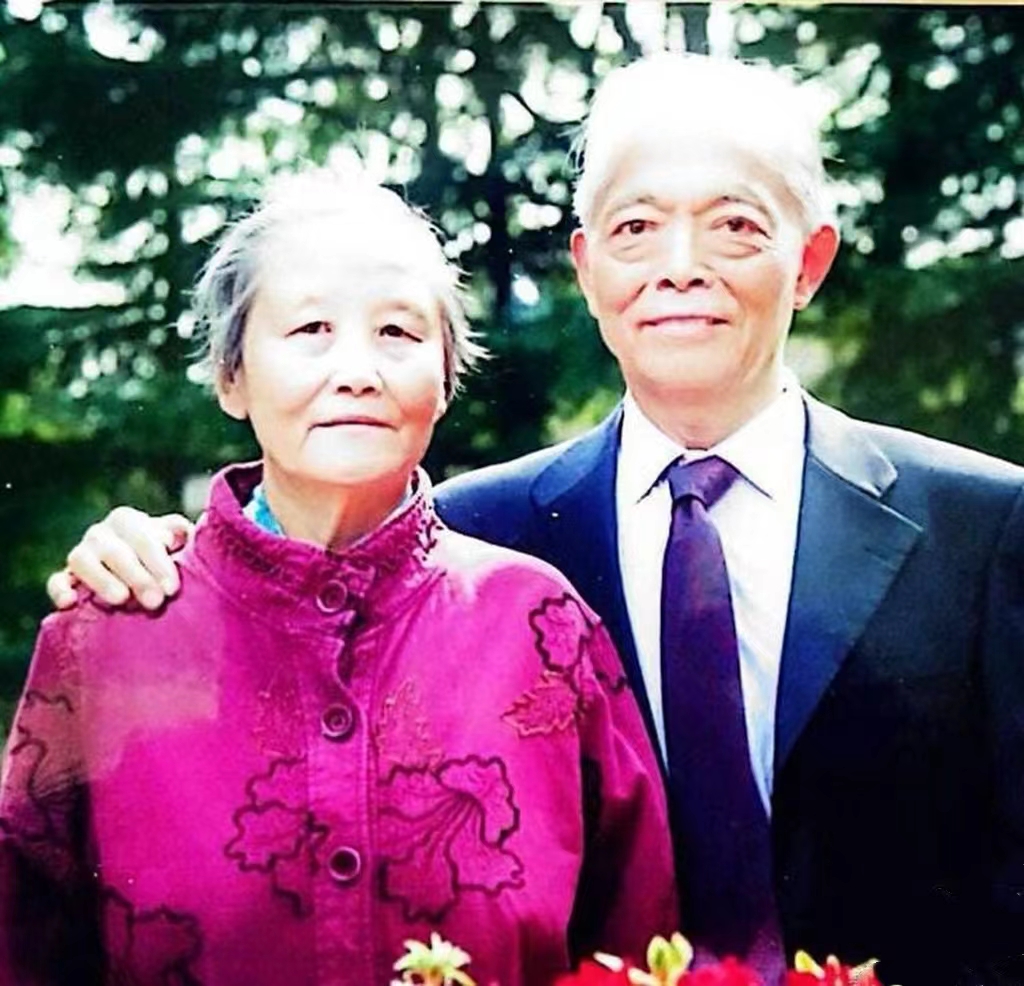 纪念初中毕业五十周年谢老师教育赞母校巨变