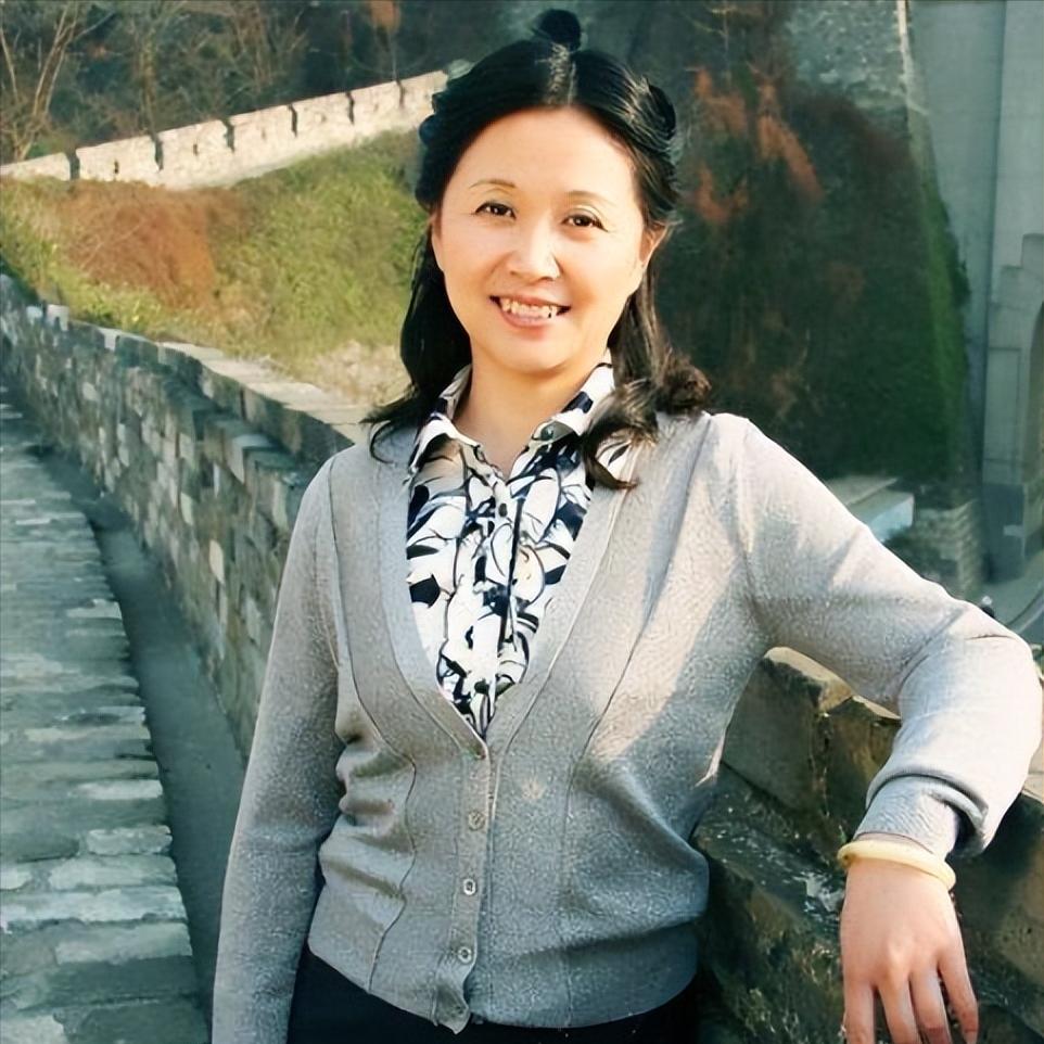 “非诚勿扰”黄菡：嫁初恋同学，恩爱31年无绯闻，女儿比她还漂亮