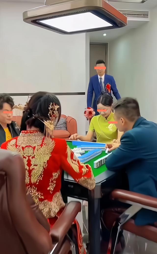 大喜之日新娘竟然去打麻将，新郎到现场催促，新娘：我还没玩够呢