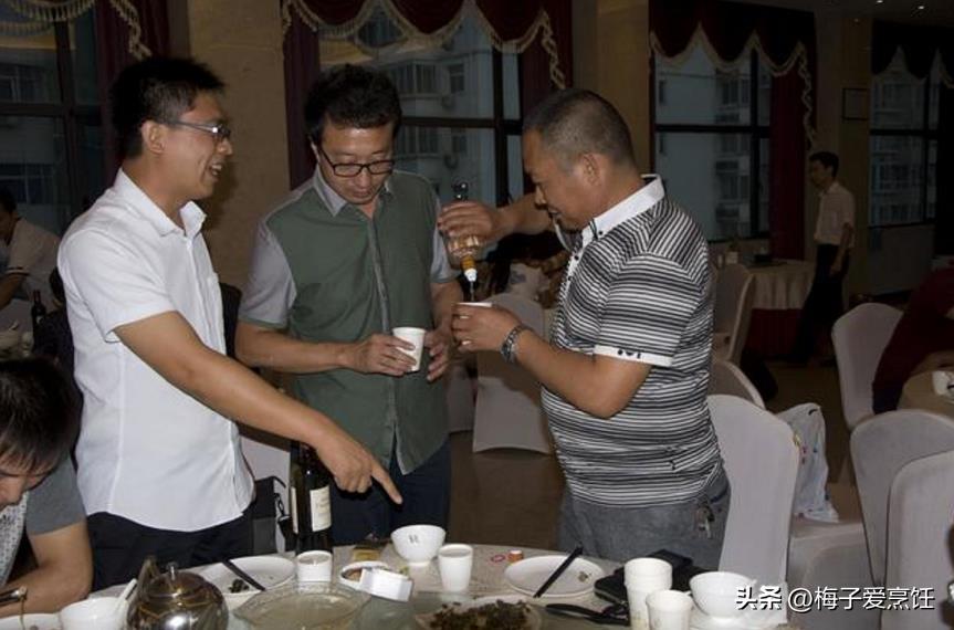 喝酒对话技巧和说话应变能力,不会喝酒的人说大话怎么幽默回答