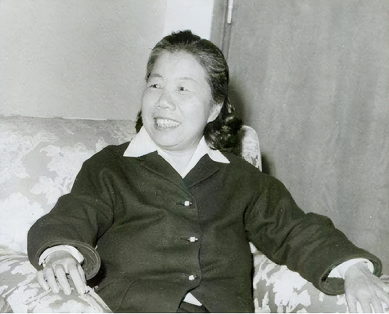 与周总理假扮“革命夫妻”，1976年得知总理去世，她哭晕在大堂