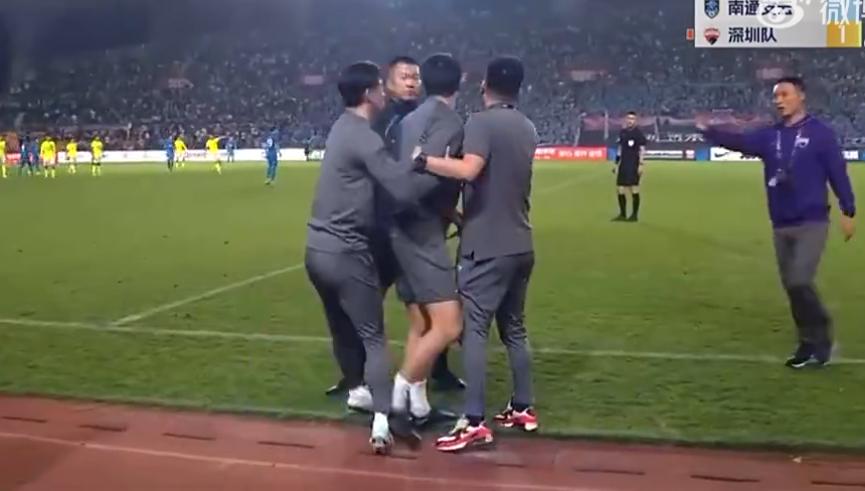 中超再现三大争议判罚,中超十大奇葩判罚