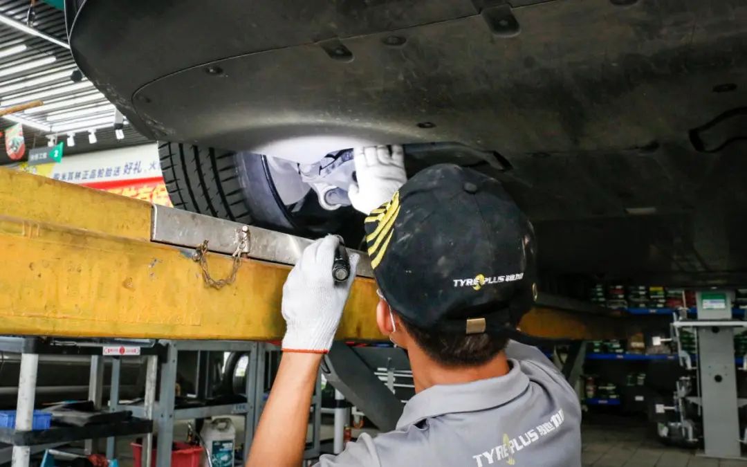 轮胎被扎怎么自救,轮胎被刺扎了怎么判断用不用补胎