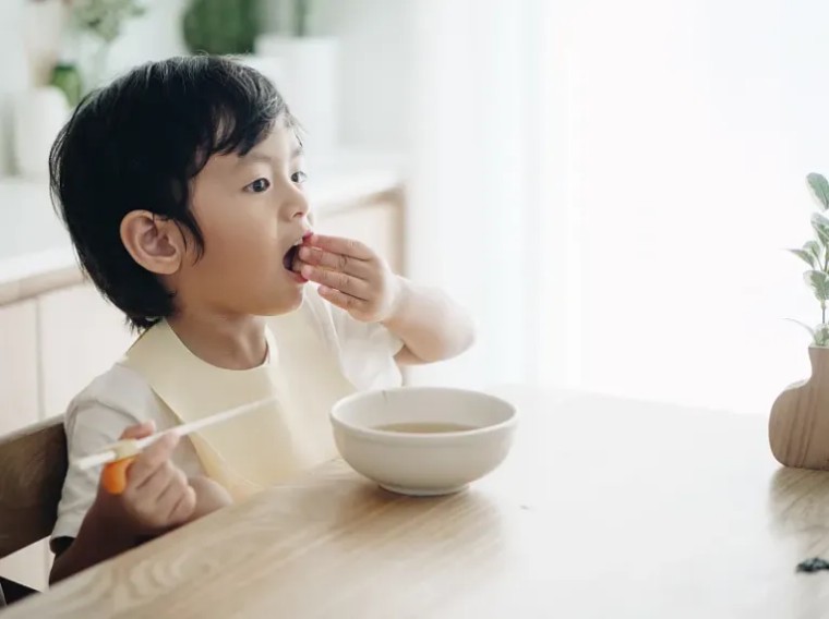 孩子肋骨外翻正常吗需要补钙吗,肋骨外翻补钙后会变正常吗