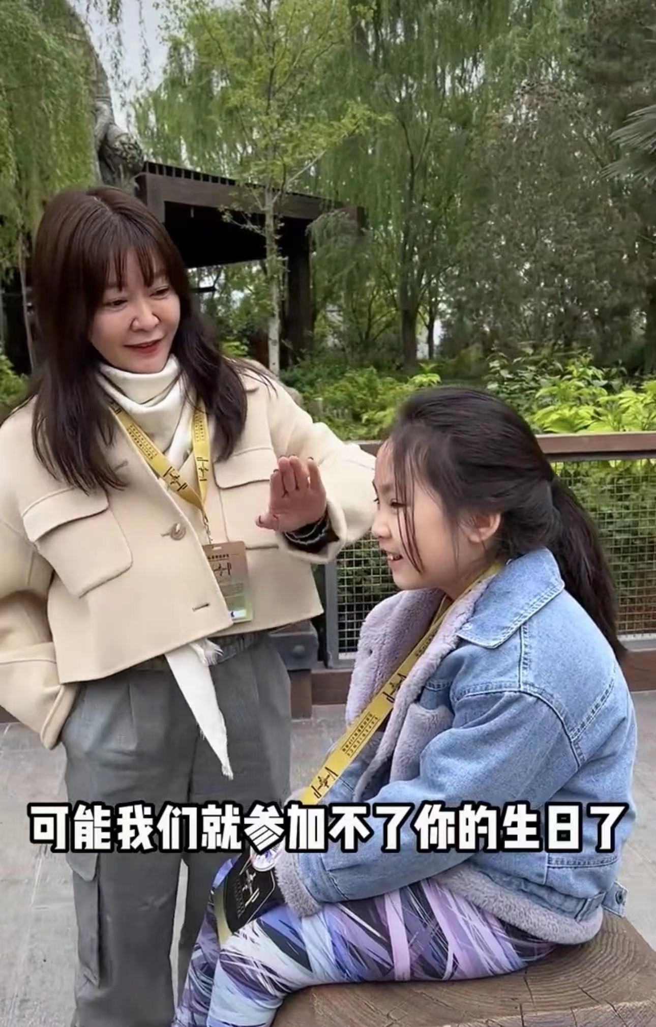 前央视主持全家出游为爱女庆生！50岁仍貌美动人，女儿大眼睛似妈