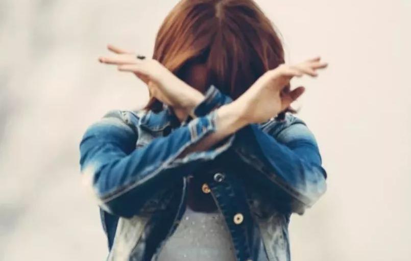 不还钱就再弄一次！女子欠房租被房东儿子*暴强**，拍下裸照逼还债