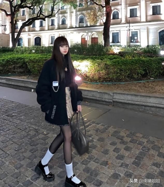 最近火了一种新穿法叫“黑丝+玛丽珍鞋”！难得一见的洋气、高级