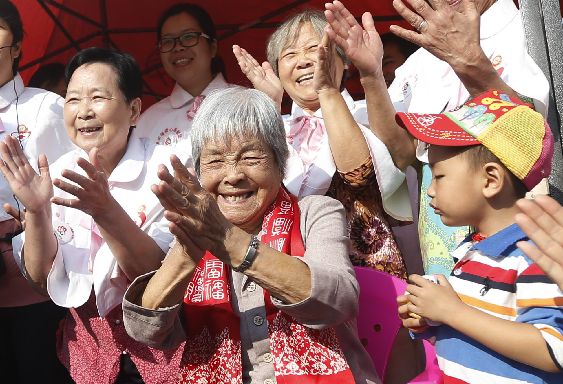 50岁老阿姨在家拍照,70后老阿姨拍照片