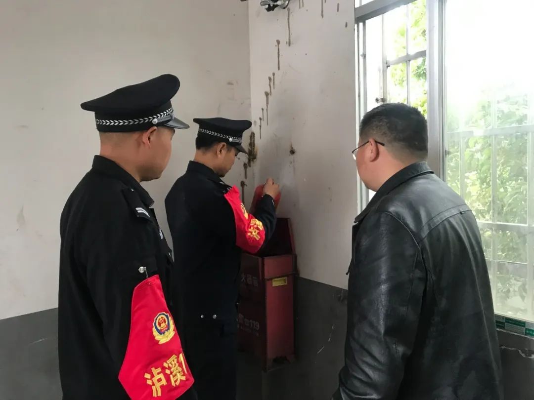 兰州公安全力开启护学模式,民警开启护学模式