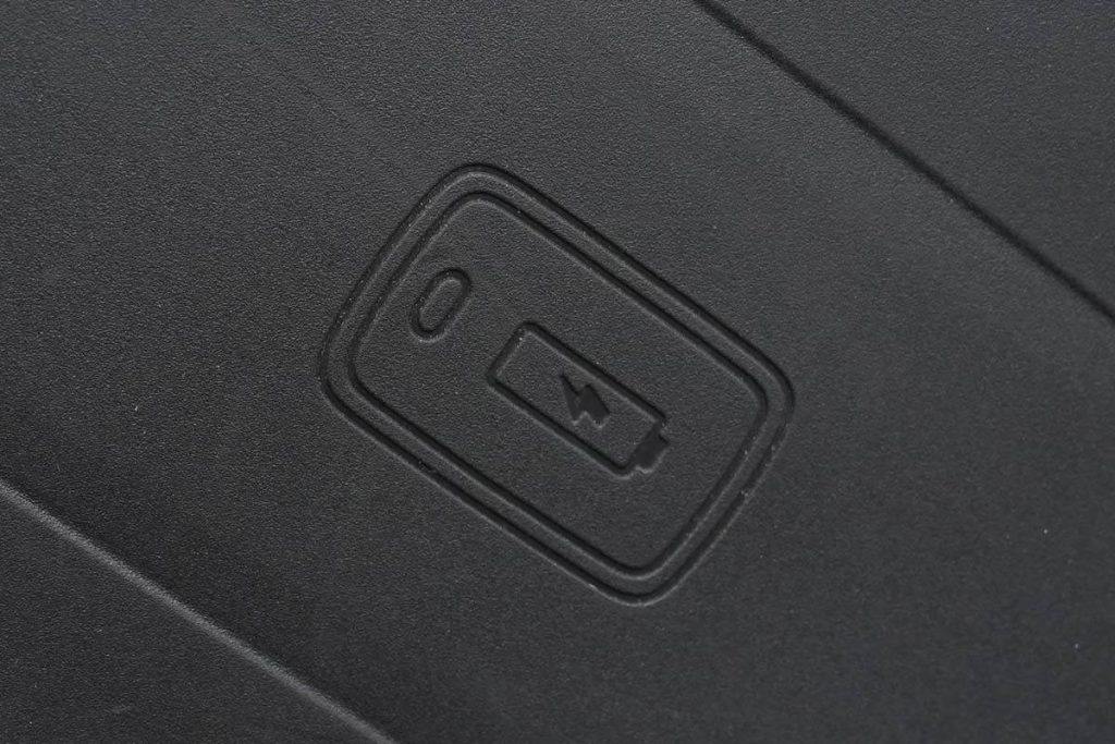 宝马5系无线充电拆解,宝马5系充电器怎么拆