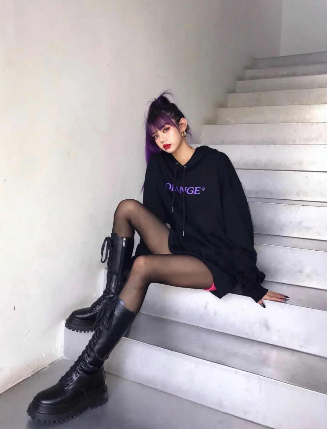 黑色卫衣如何内搭,黑色卫衣搭什么裤子好看