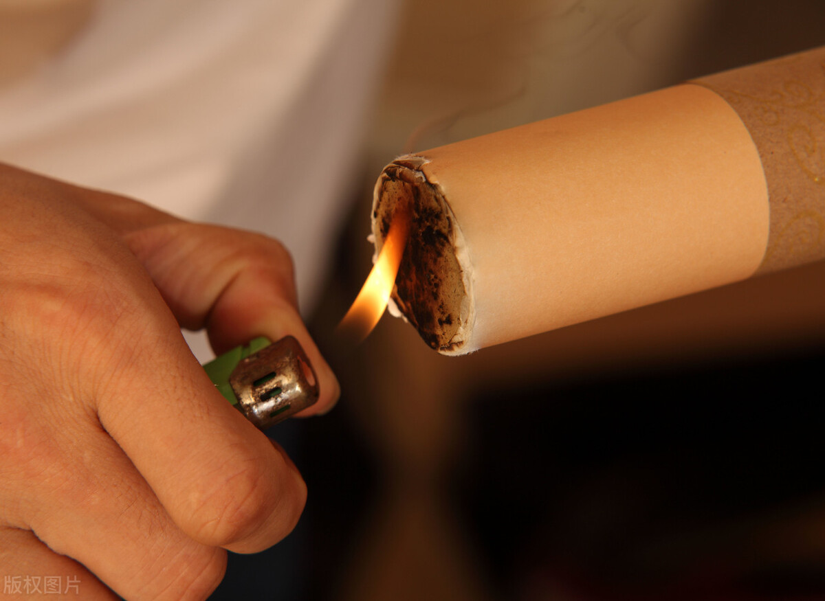 长期胃痛应该如何治疗？赶紧伸出舌头看一看