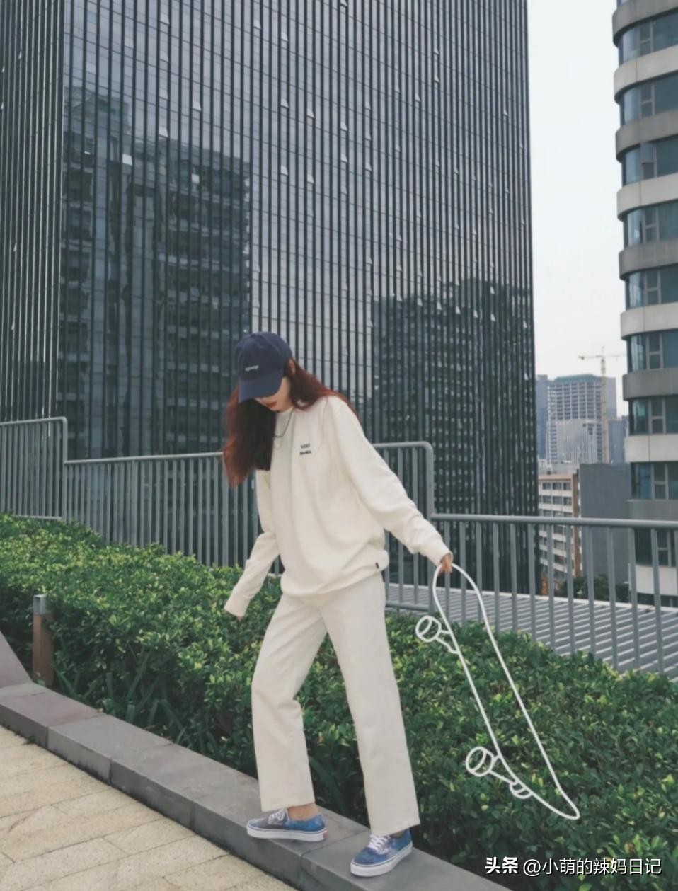 别再穿运动鞋、马丁靴了，今秋流行“滑板鞋”，时髦显瘦还不累脚