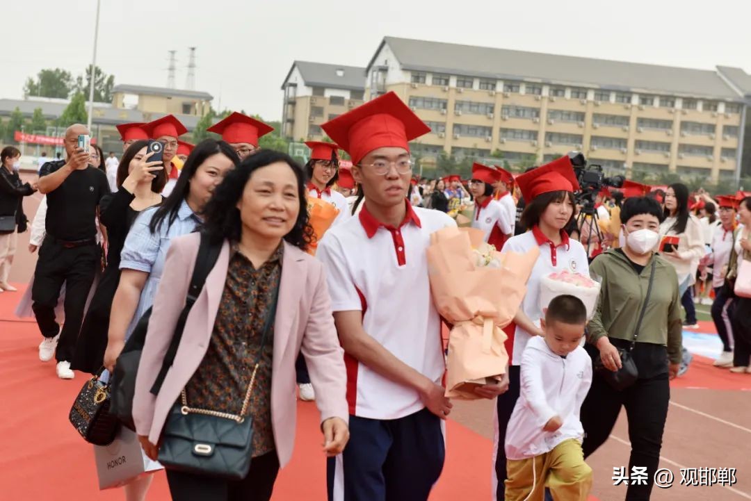 以爱之名育心成长主题活动,成人礼仪式学校举办