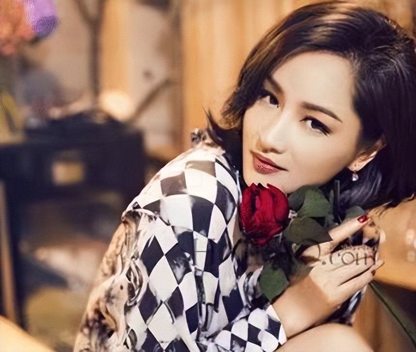 《浪姐4》热播,52岁瞿颖迅速翻红,是因为踩中了三个“*规则潜**”