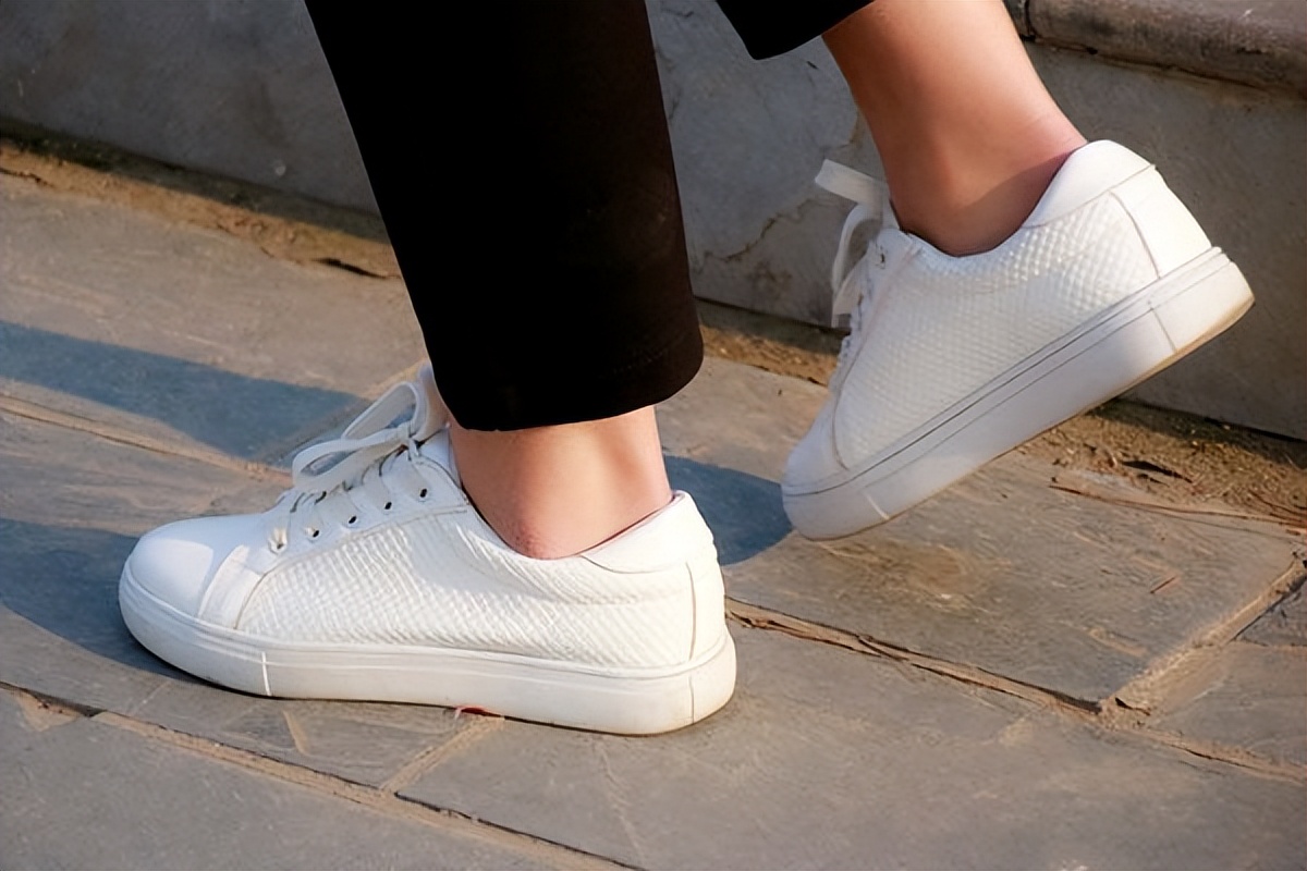 脚下楼梯踏空扭伤了肿了冰敷多久,脚下楼梯踏空扭伤了挂什么科室