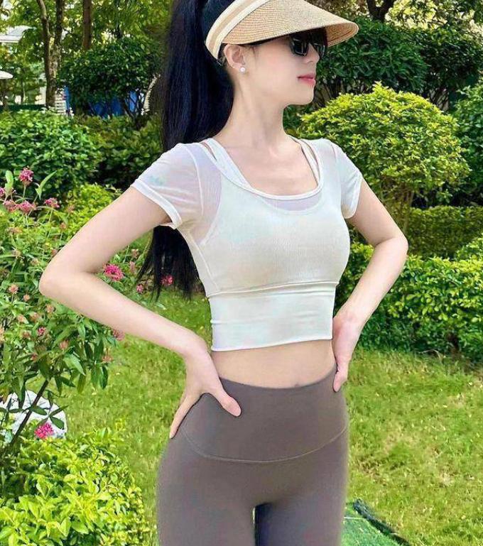 火爆时尚！明星茱莉亚身穿“瑜伽服”成时髦新宠，美感飙升又显瘦