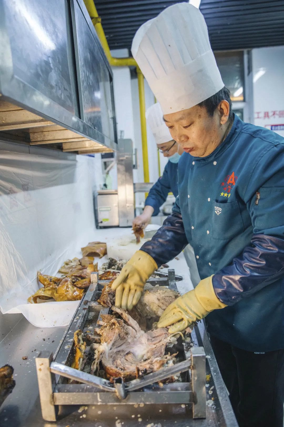 内蒙古烤全羊抬上羊仪式,一只烤全羊