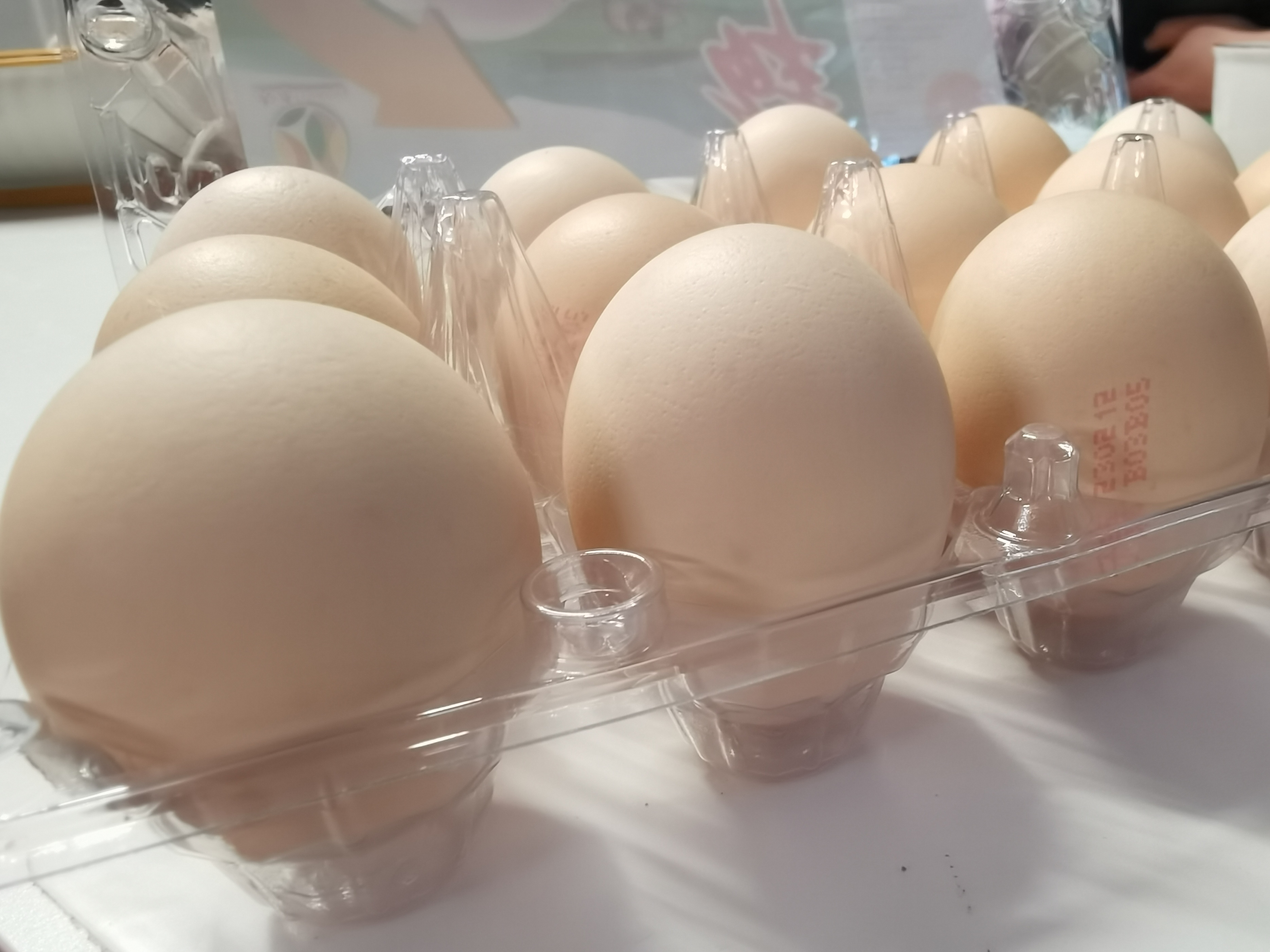 鸡蛋买回家有脏东西怎么存放,鸡蛋放在家里能保存多久