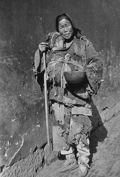 1900年，北京富户人家，服饰臃肿华美，精神状态很佳