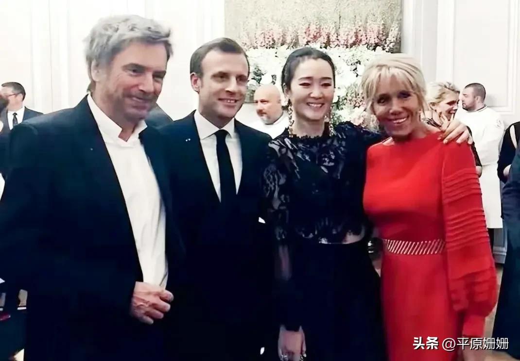 影帝黄渤代表娱乐界名流在广州和老马进行了交流，巩俐两口也在场